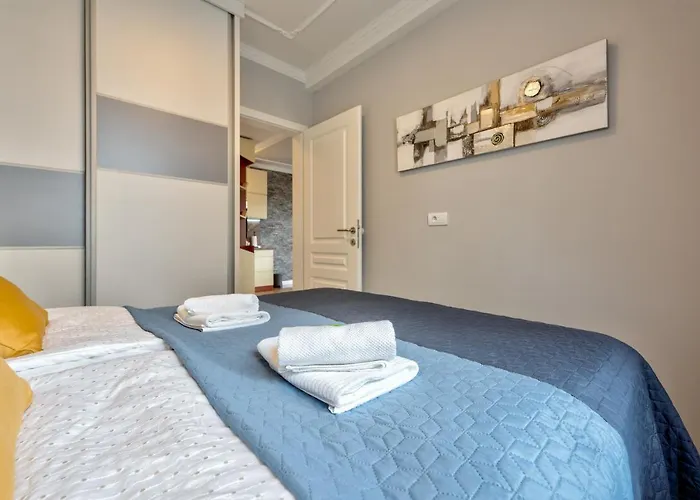 Appartement Adonis 201 *